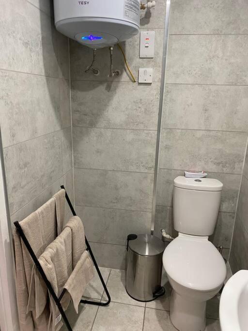 A Spacious Double Bed Studio Stoke-on-Trent Εξωτερικό φωτογραφία