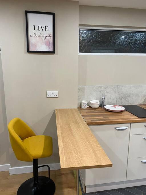A Spacious Double Bed Studio Stoke-on-Trent Εξωτερικό φωτογραφία