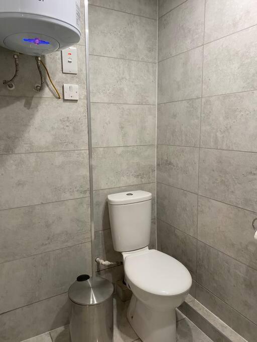 A Spacious Double Bed Studio Stoke-on-Trent Εξωτερικό φωτογραφία