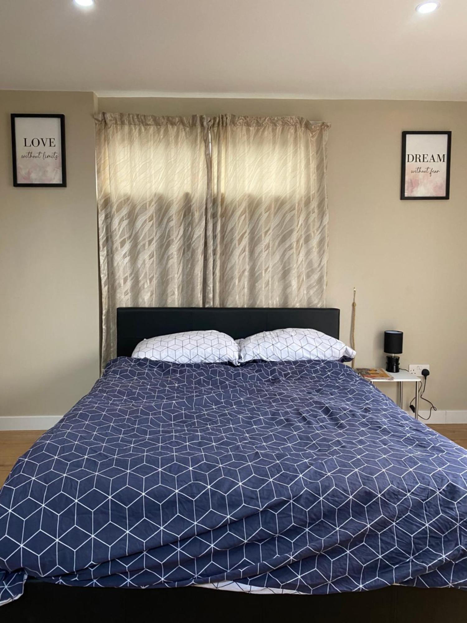 A Spacious Double Bed Studio Stoke-on-Trent Εξωτερικό φωτογραφία
